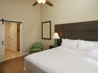 A Bedroom With A Bed In A Hotel Room